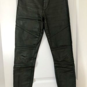 Coated jeans dark green